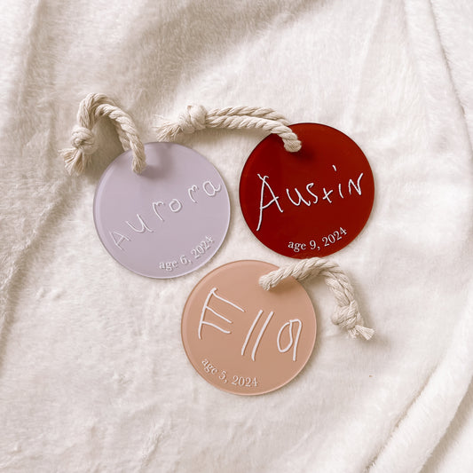 ORNAMENT MIT DEM NAMEN DES KINDES | Personalisiert | Mehrere Farboptionen